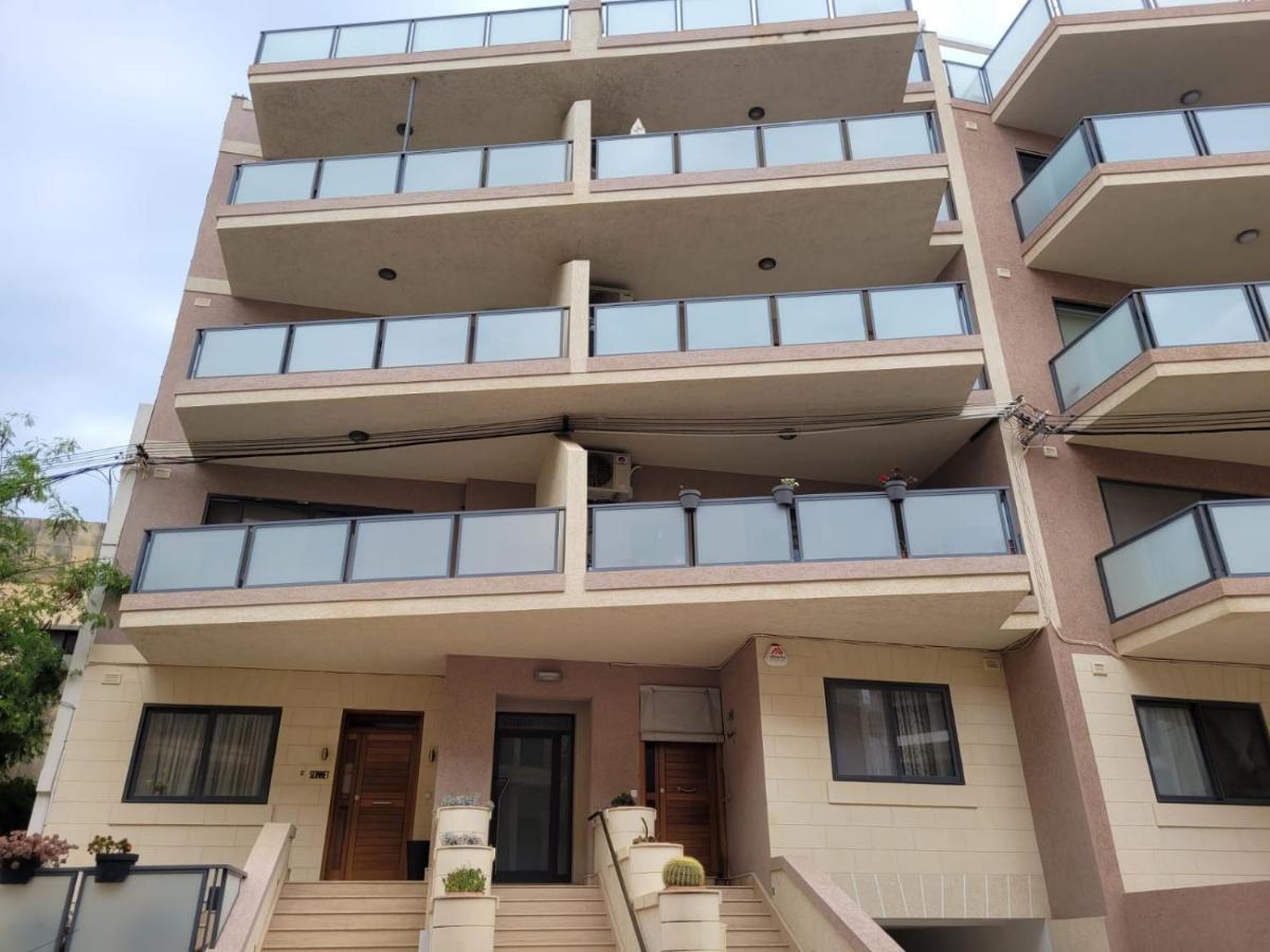 Large Apartment In Marsascala. Sleeps 6 Марсаскала Экстерьер фото